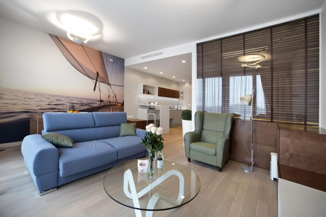 Triton Park Accommodation By P&O Serviced Apartments ワルシャワ エクステリア 写真